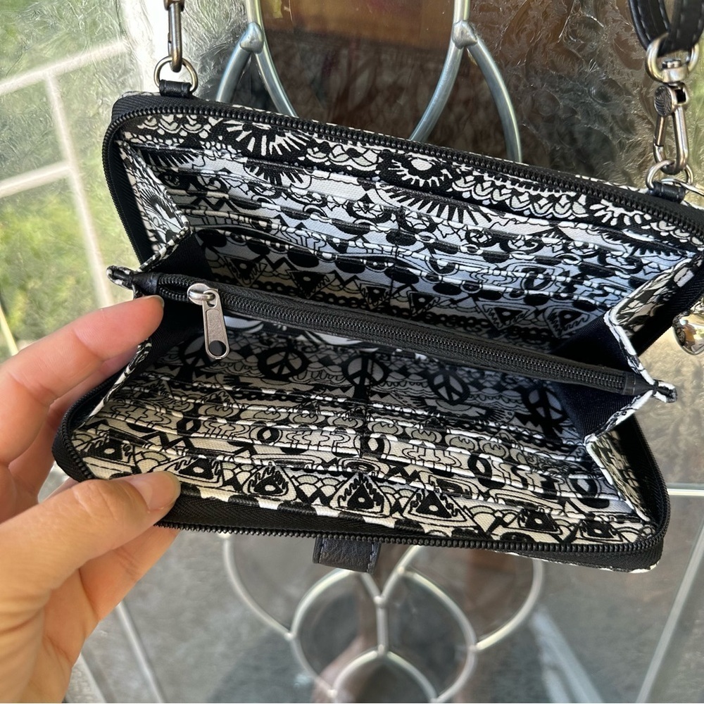 Sakroots smartphone crossbody bag black white tribal floral zipper adjustable - Picture 4 of 5
